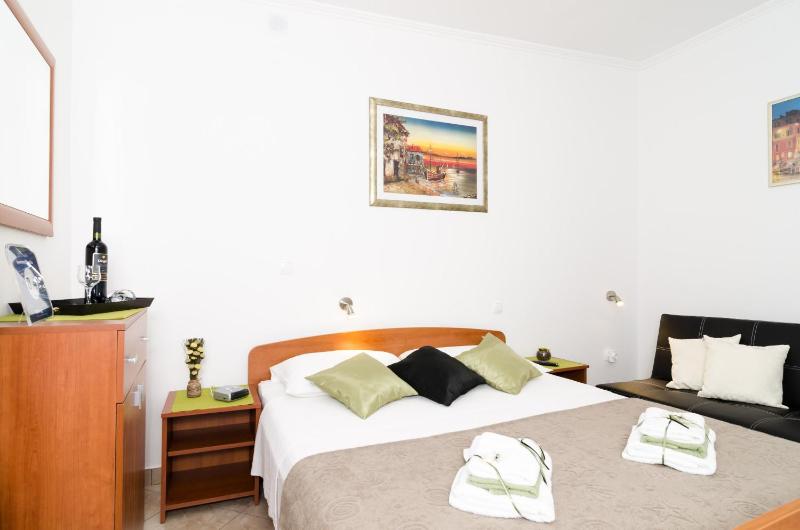 Studio Apartment with Sea View image 3
