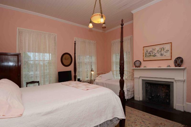 Classic Quadruple Room image 3