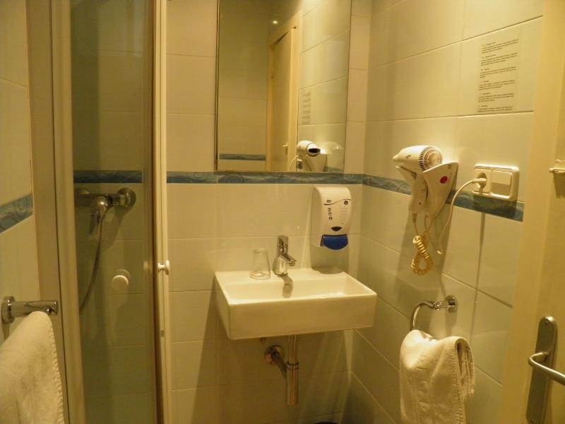 Single Room image 3