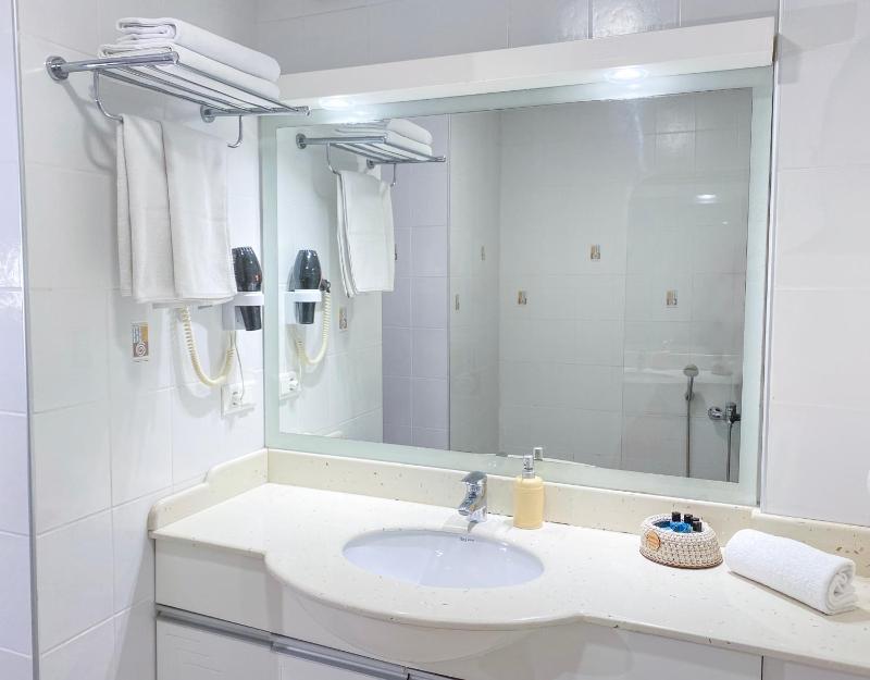 Standard Double or Twin Room image 4