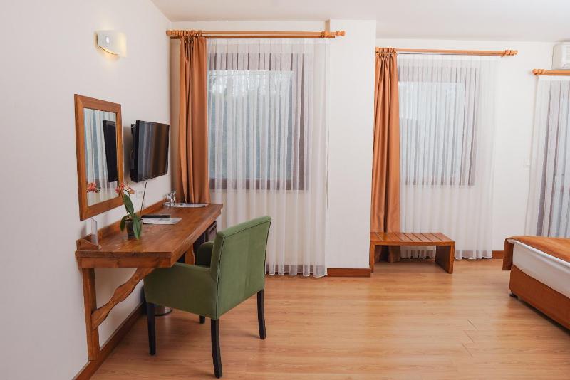 Standard Triple Room image 4