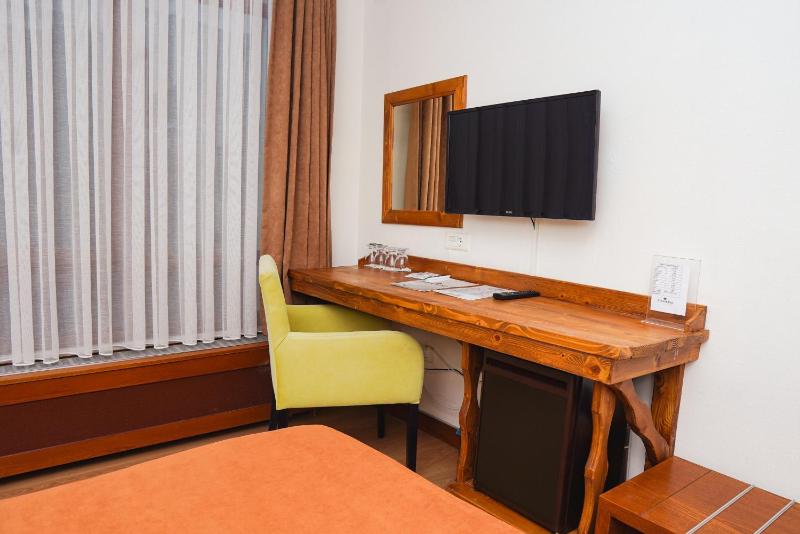 Family Room image 4