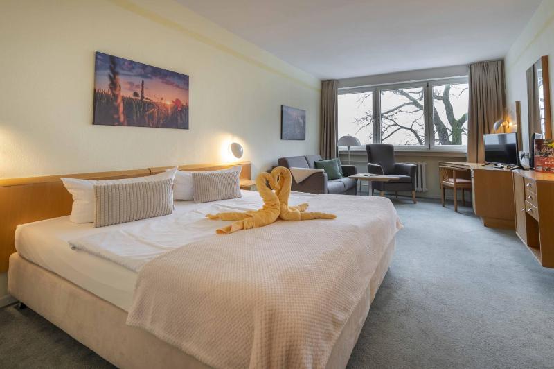 Double Room with Partial Sea View image 3
