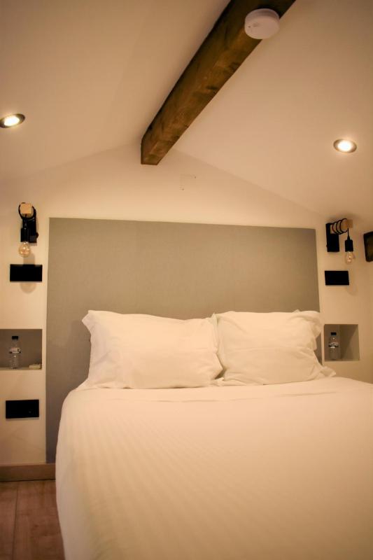 Deluxe Double Room with Shower image 3