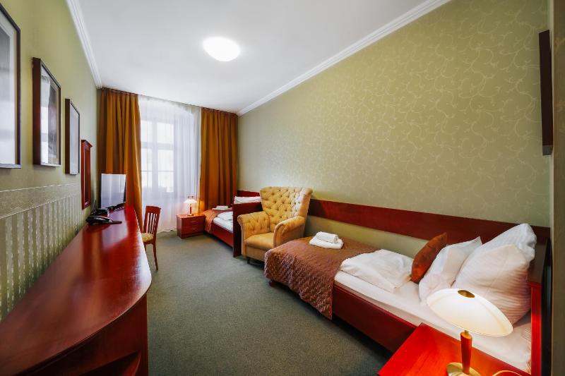 Standard Twin Room image 4