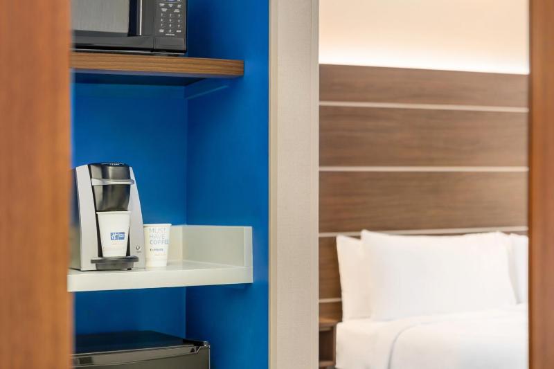 Standard King Room image 2