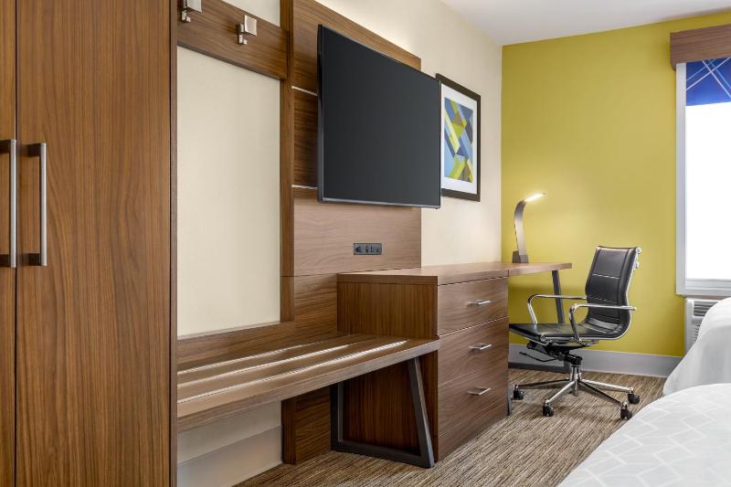 Queen Room with Two Queen Beds - Non-Smoking image 2