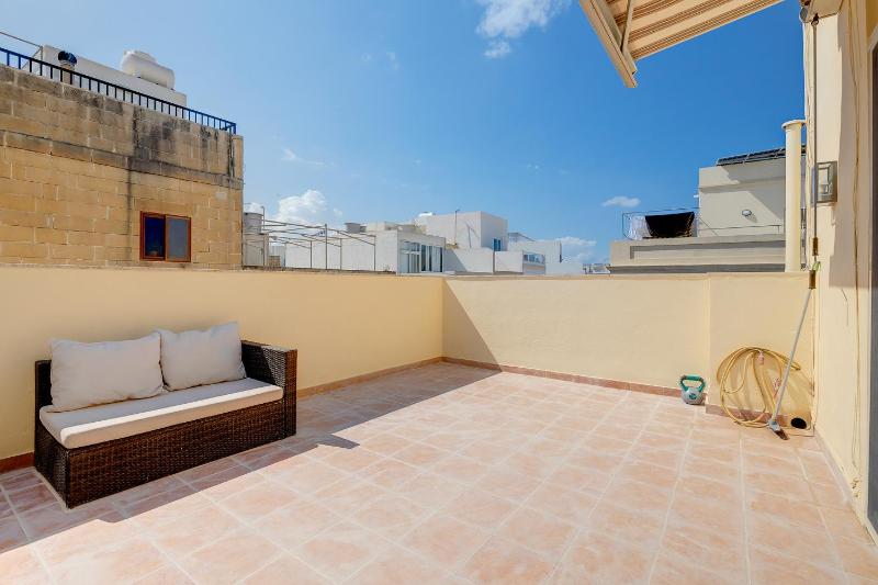 Cosy 1BR Penthouse close to the Promenade - image 11