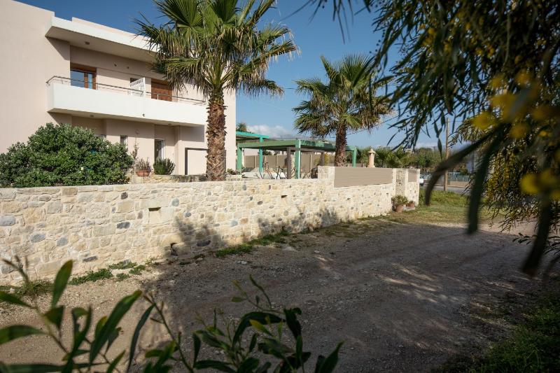 One-Bedroom Apartment with Outdoor Pool image 1