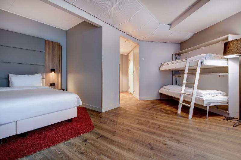 Family Room (2 Adults + 2 Children) image 3