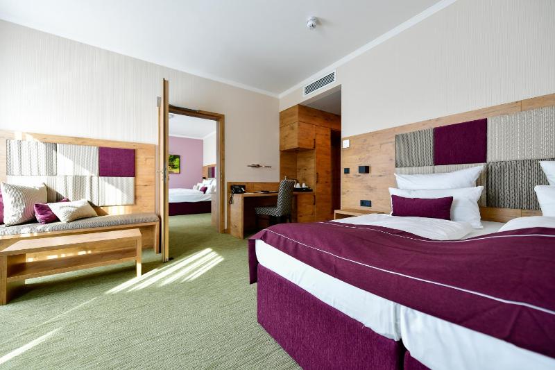 Comfort Twin Room with Roll-in Shower - Mobility Access image 4