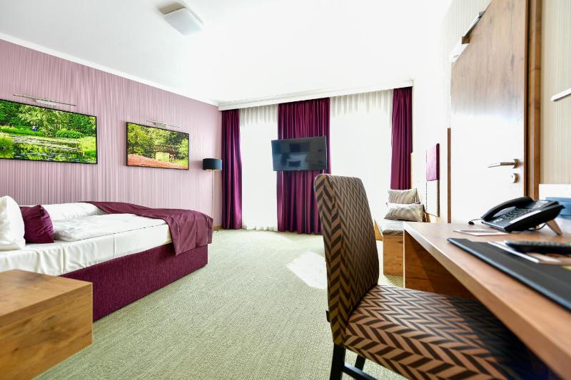 Comfort Twin Room with Roll-in Shower - Mobility Access image 2