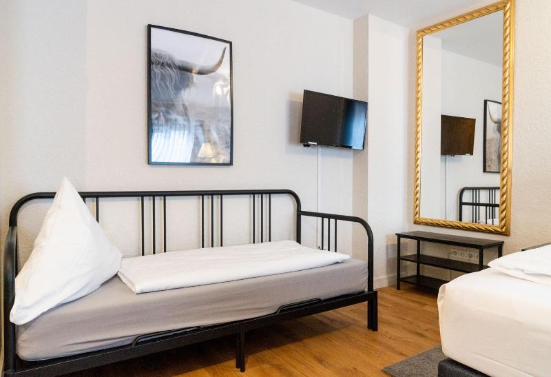 Classic Quadruple Room image 3