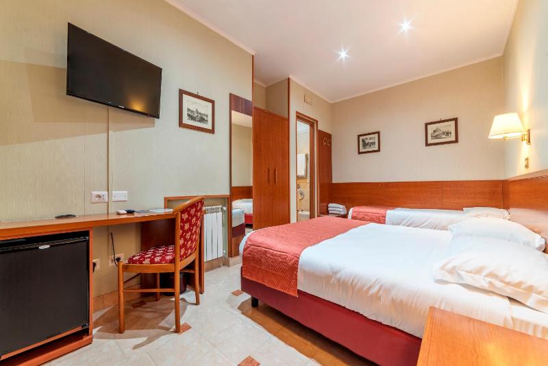 Classic Triple Room image 3