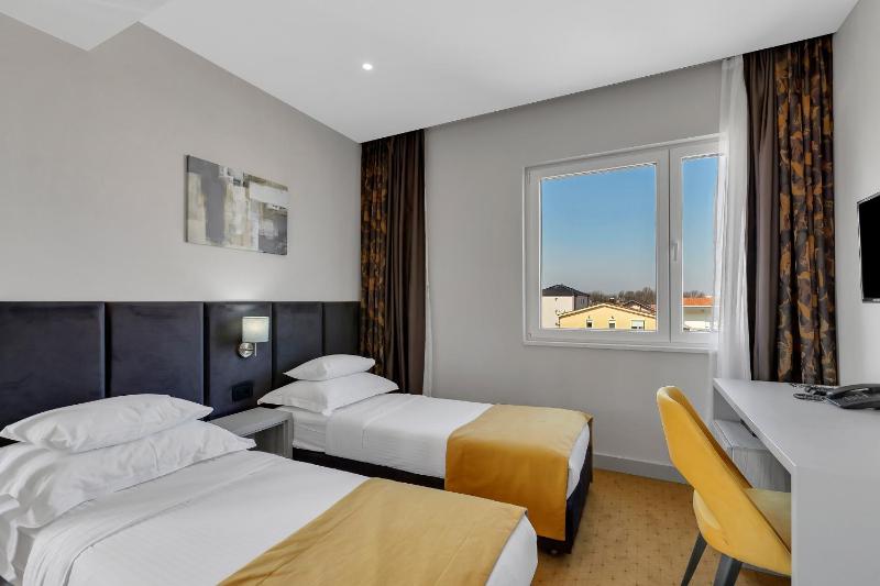 Standard Twin Room image 1