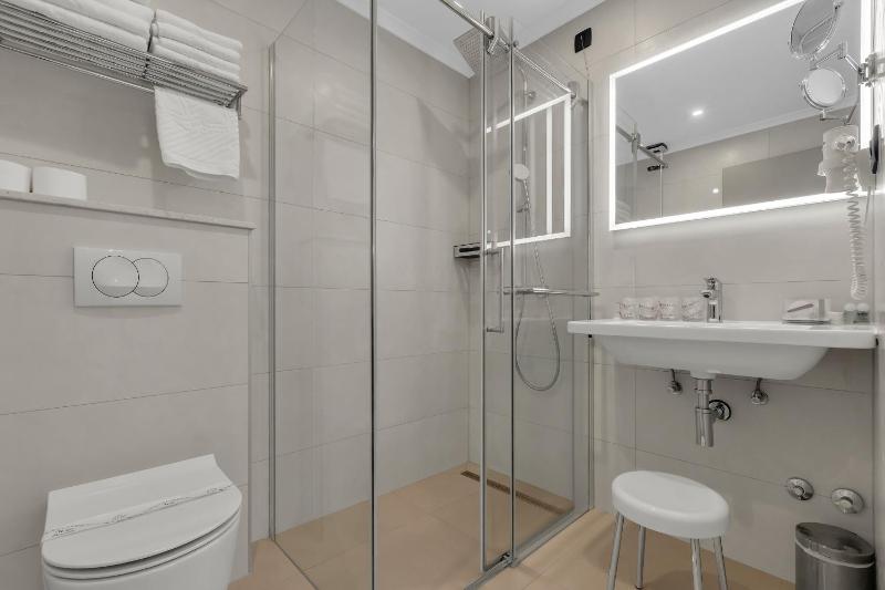 Double Room image 3