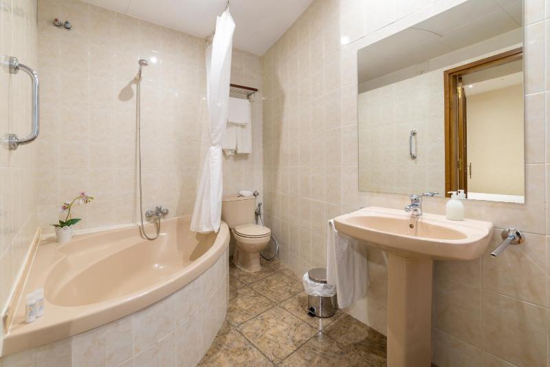 Habitacion interior con banera  image 3