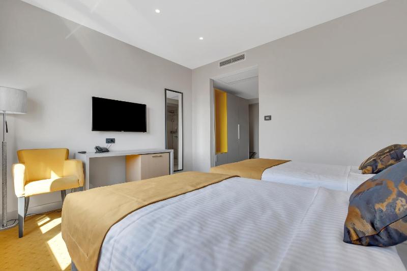 Standard Twin Room image 3