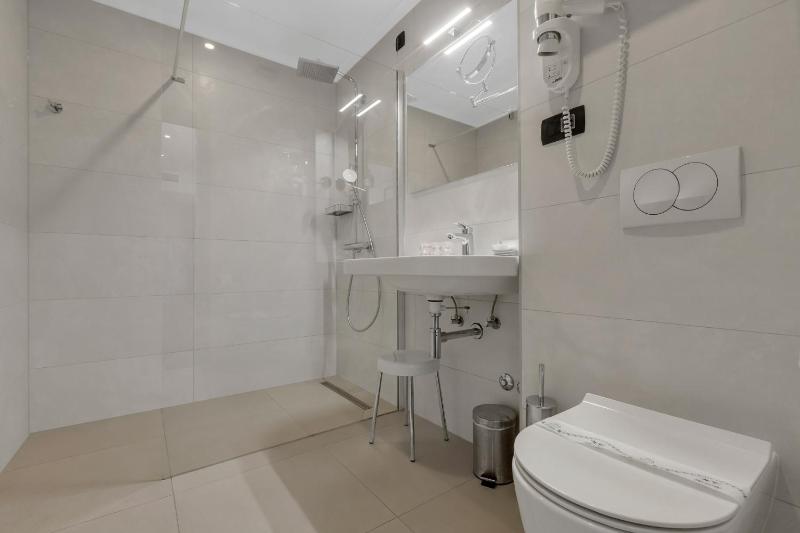 Standard Triple Room image 2