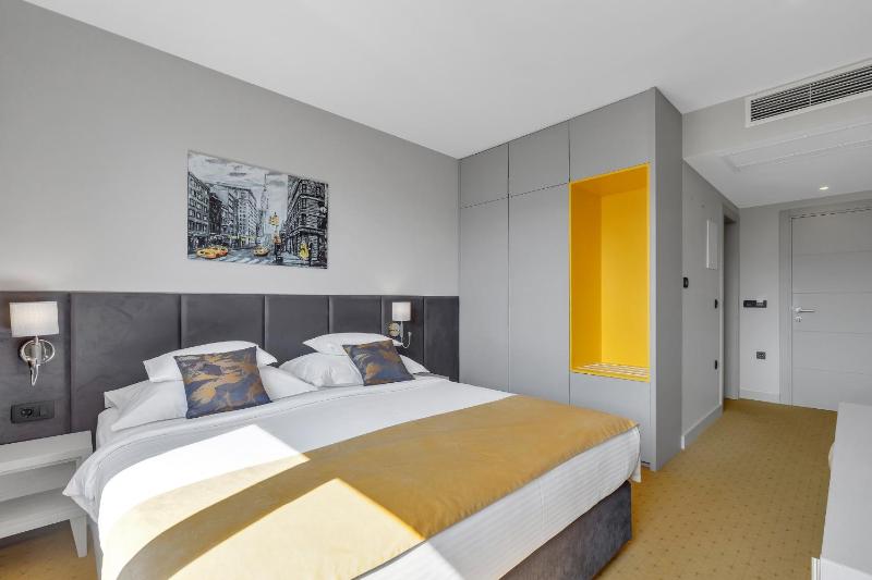 Deluxe King Room image 4