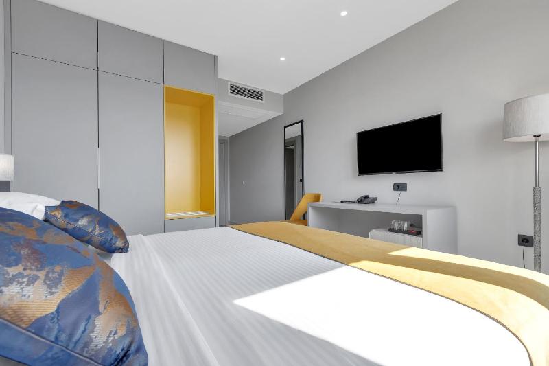Deluxe King Room image 3