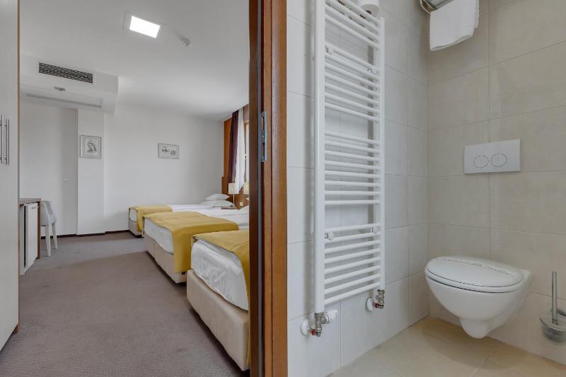 Standard Quadruple Room image 3