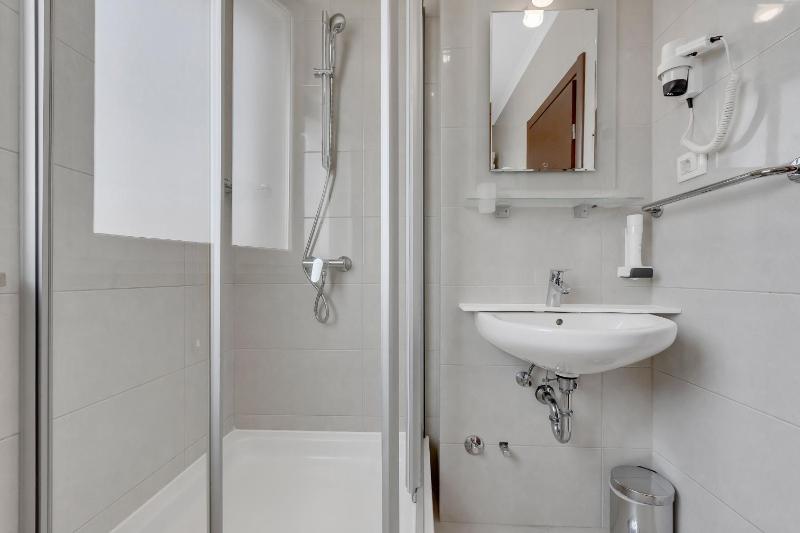 Standard Quadruple Room image 2