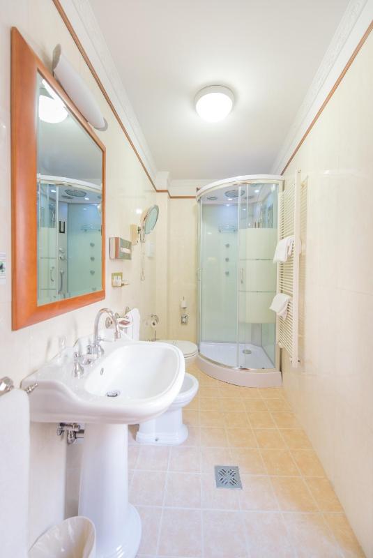 Standard Triple Room image 2