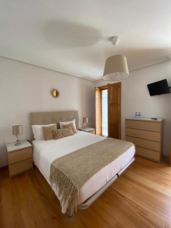 Queen Room with Balcony image 4