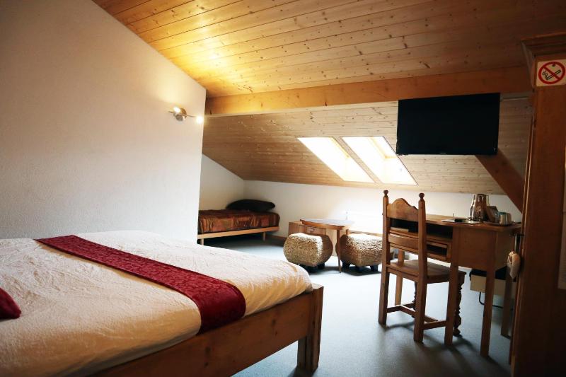 Standard Double Room image 4