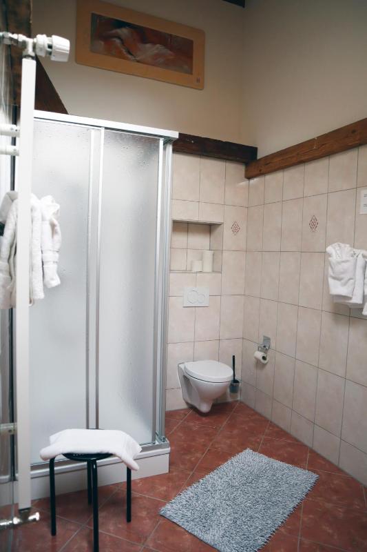 Budget Triple Room with Skylight image 3