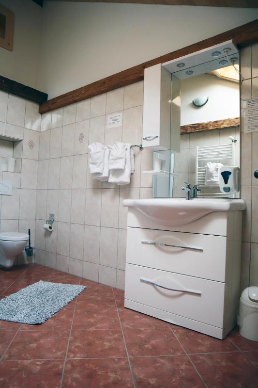 Budget Triple Room with Skylight image 4