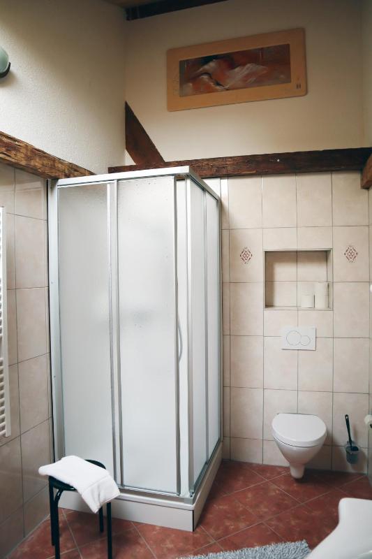 Budget Triple Room with Skylight image 2