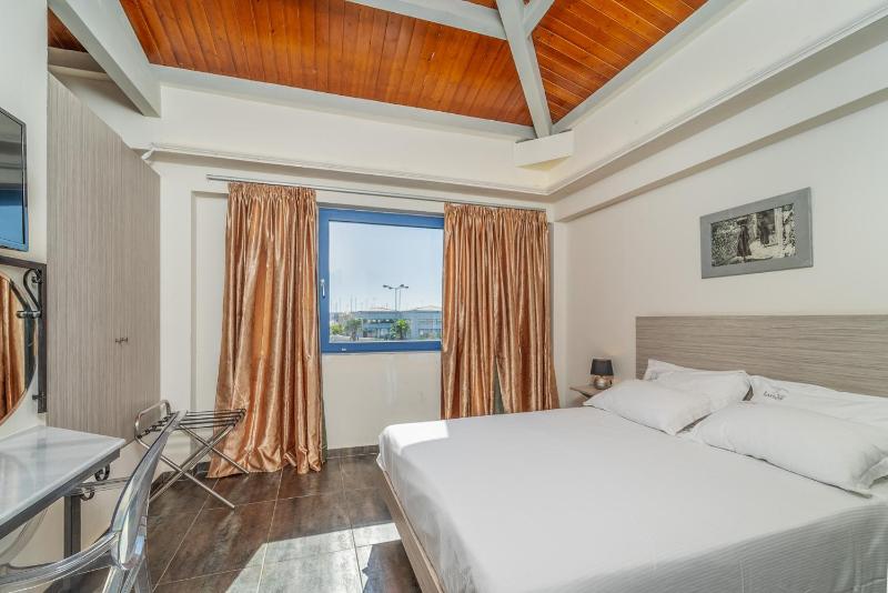 Family Suite with Sea & Marina View image 1