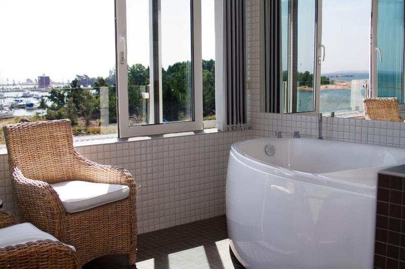 Queen Suite with Sea View image 4