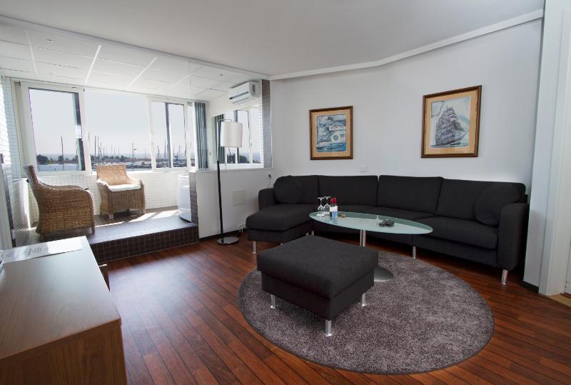 Queen Suite with Sea View image 3