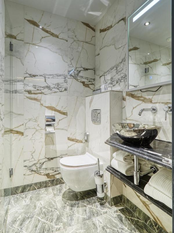 Twin Room with Lake View image 1