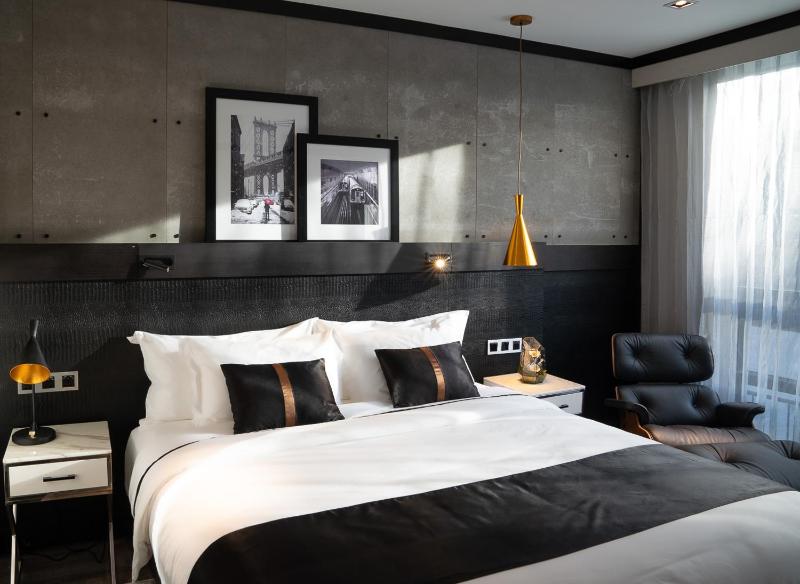 Superior King Room image 4
