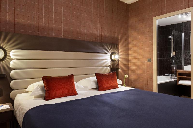 Double or Twin Room Without View image 4