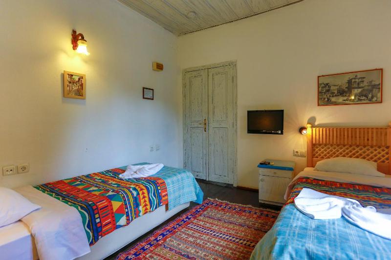 Twin Room image 3