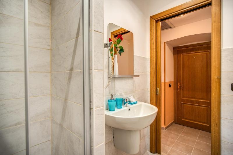 Standard Twin Room image 3