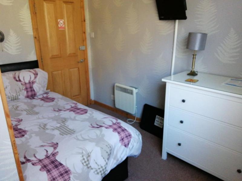 Single Room with Shared Bathroom image 1