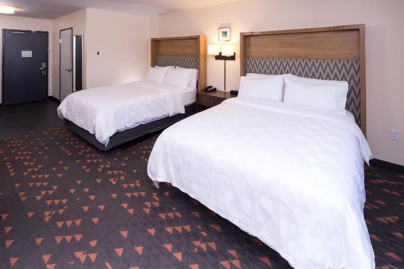 Standard Queen Room with Two Queen Beds image 3