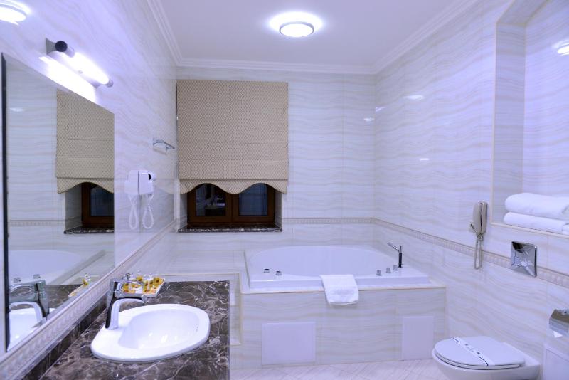 Suite with Spa Bath image 4