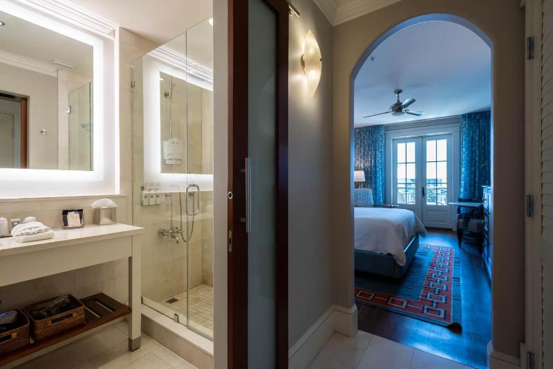 Standard King Room image 3