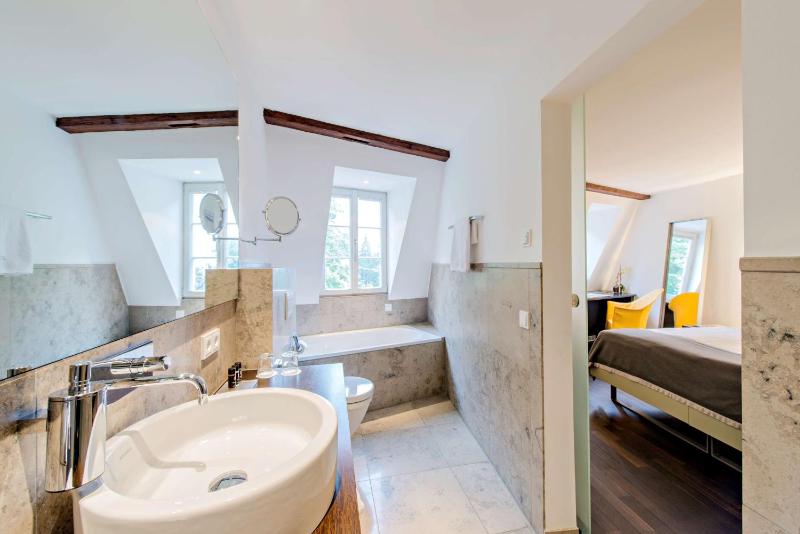 Double Room image 3