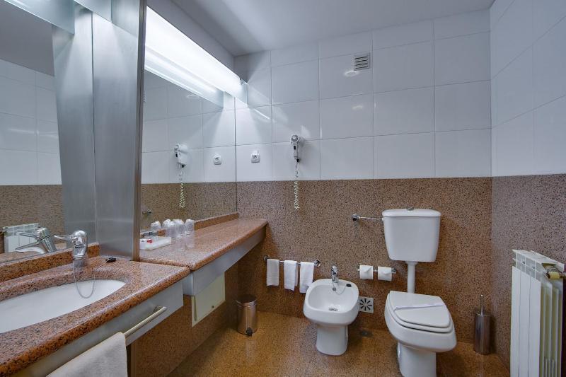 Standard Triple Room image 2
