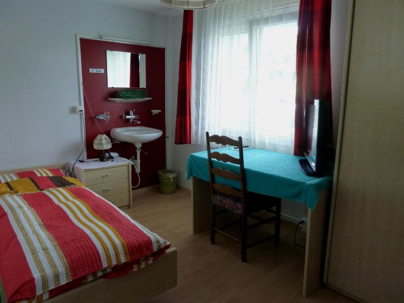 Single Room with Shared Bathroom image 3