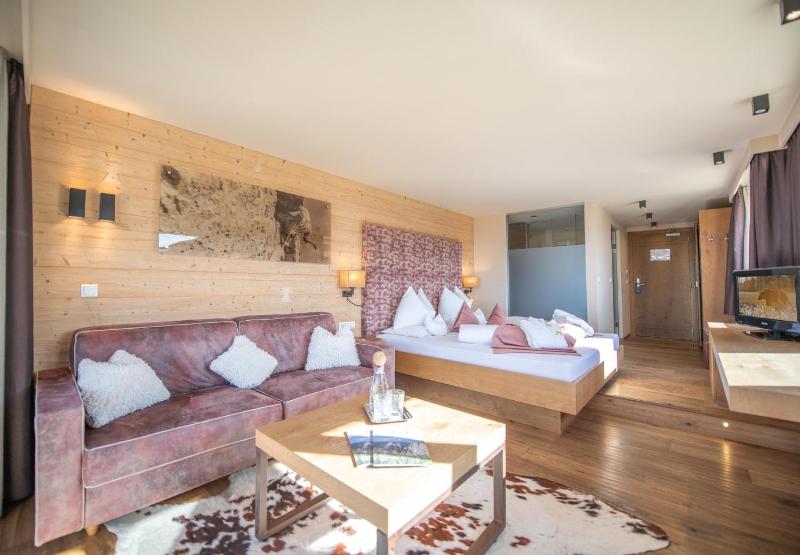 Superior Double Room with Balcony image 3