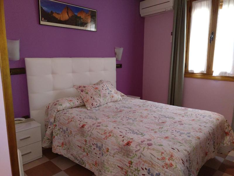 Double Room image 3